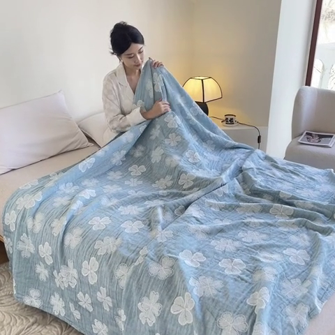 91家纺网 家纺一手货源 找家纺 棠薇家纺 2025新款A类全棉三层纱布毛巾被 湖边四叶草 浅蓝