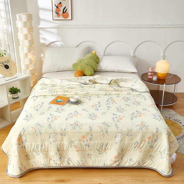 91家纺网 家纺一手货源 找家纺 牛魔王 2025新款冰丝凉感丝夏被 草木纷飞-黄