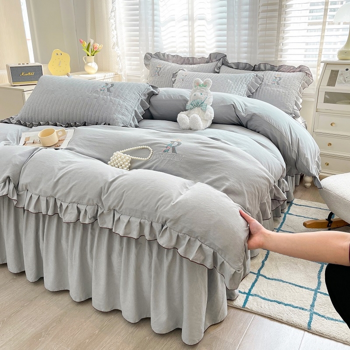 91家纺网 家纺一手货源 找家纺 家之硕 2024新款春秋款靓丝棉床裙款四件套 月光灰