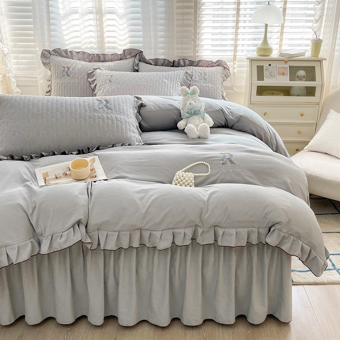 91家纺网 家纺一手货源 找家纺 家之硕 2024新款春秋款靓丝棉床裙款四件套 月光灰