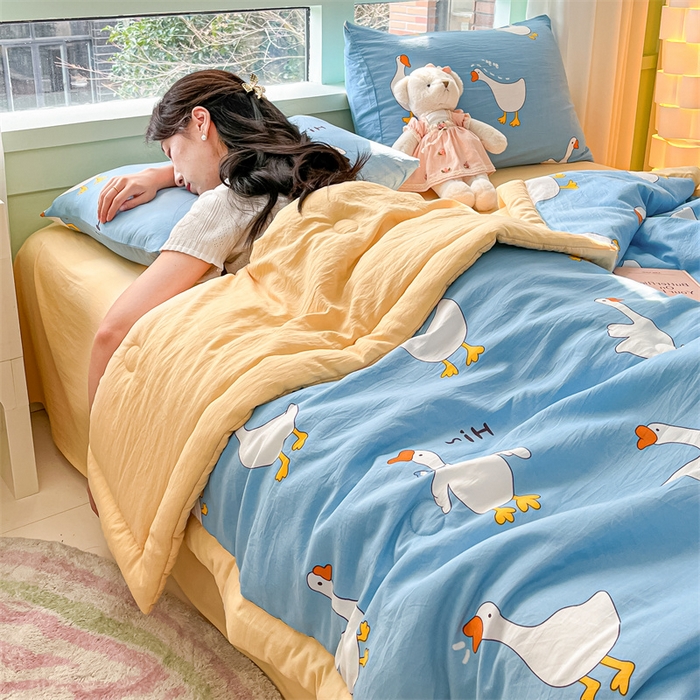 91家纺网 家纺一手货源 找家纺 古吉梦2024新款水洗棉小清新印花夏被被子被芯 夏被-开心鹅