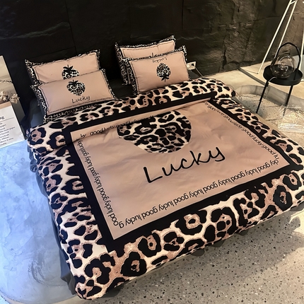 91家纺网 家纺一手货源 找家纺 色鬼布艺 2024新款双面磨毛数码印花四件套 磨毛豹纹小草莓