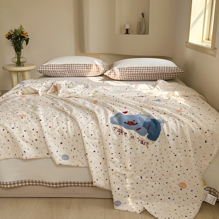 91家纺网 家纺一手货源 找家纺 洋铭区（原狠狠爱） 2024新款双层纱毛巾绣夏被 可爱考拉