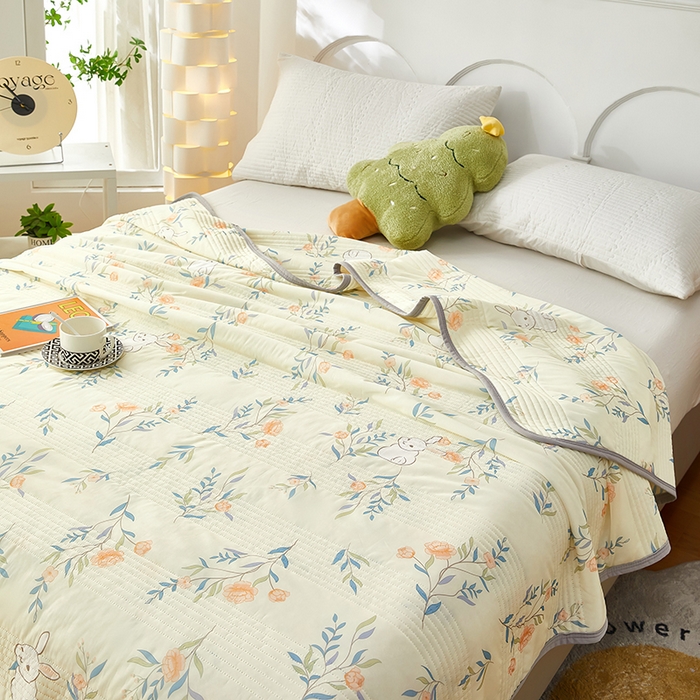 91家纺网 家纺一手货源 找家纺 牛魔王 2025新款冰丝凉感丝夏被 草木纷飞-黄