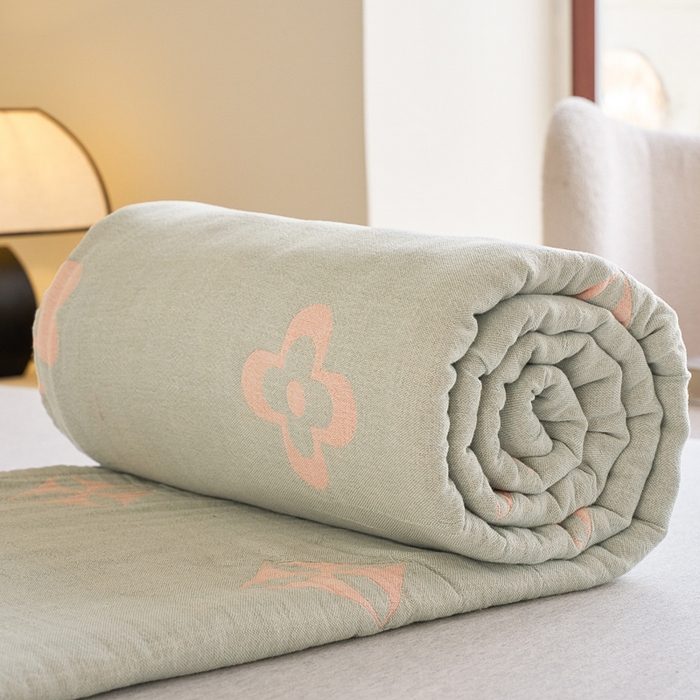 91家纺网 家纺一手货源 找家纺 棠薇家纺 2025新款A类全棉三层纱布毛巾被 三红花浅绿