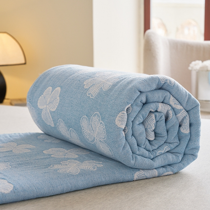 91家纺网 家纺一手货源 找家纺 棠薇家纺 2025新款A类全棉三层纱布毛巾被 湖边四叶草 浅蓝