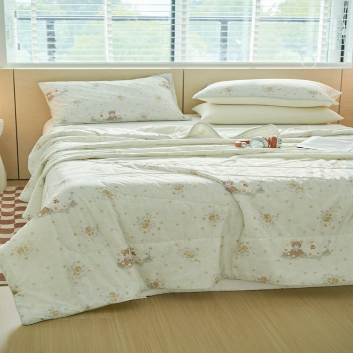91家纺网 家纺一手货源 找家纺 吾诺家居 2024新款凉感冰柔丝印花夏被 小熊伙伴