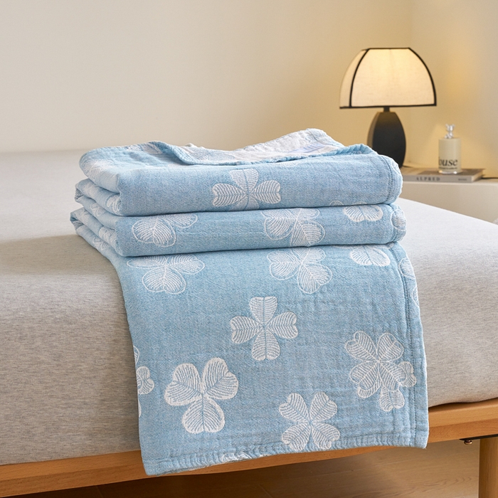 91家纺网 家纺一手货源 找家纺 棠薇家纺 2025新款A类全棉三层纱布毛巾被 湖边四叶草 浅蓝