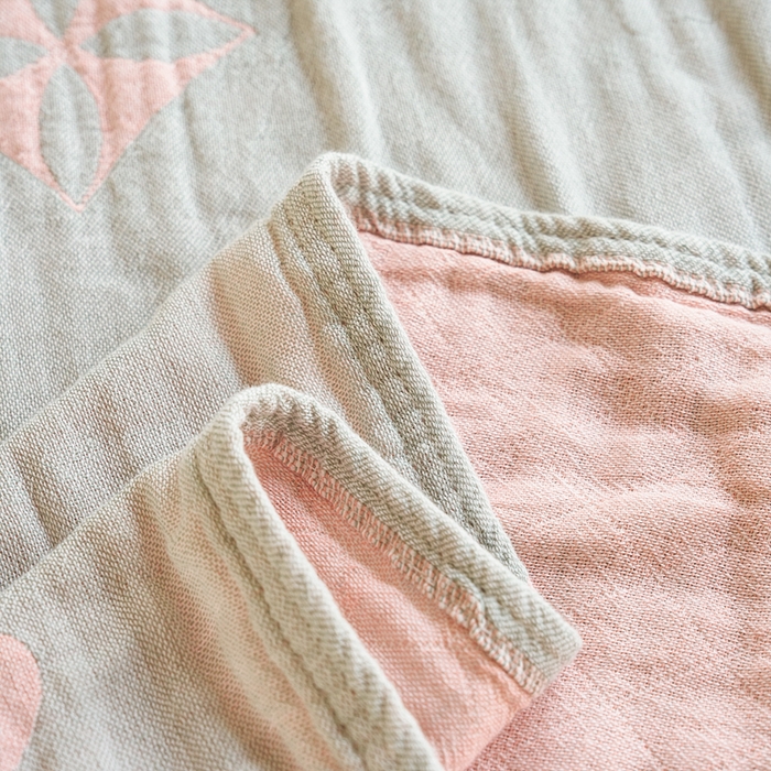 91家纺网 家纺一手货源 找家纺 棠薇家纺 2025新款A类全棉三层纱布毛巾被 三红花浅绿