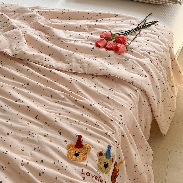 91家纺网 家纺一手货源 找家纺 洋铭区（原狠狠爱） 2024新款双层纱毛巾绣夏被 熊熊王子