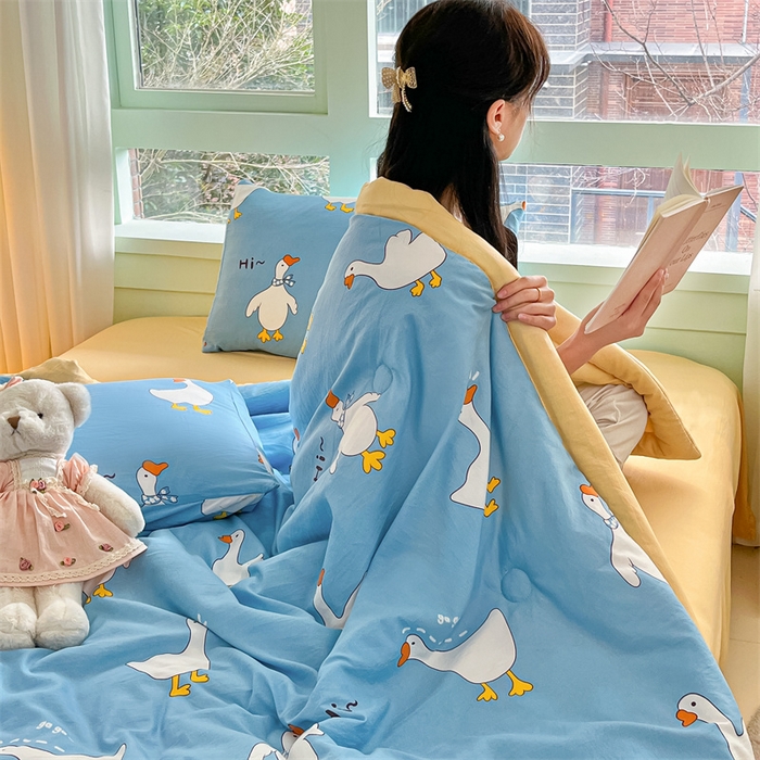 91家纺网 家纺一手货源 找家纺 古吉梦2024新款水洗棉小清新印花夏被被子被芯 夏被-开心鹅