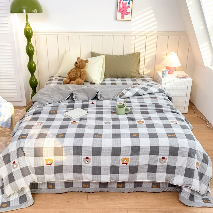 91家纺网 家纺一手货源 找家纺 羋多家纺 2024新款麻绳印花小米棉夏被云感泡芙棉被子泡泡纱单夏被（另有单独床盖）灰格小熊