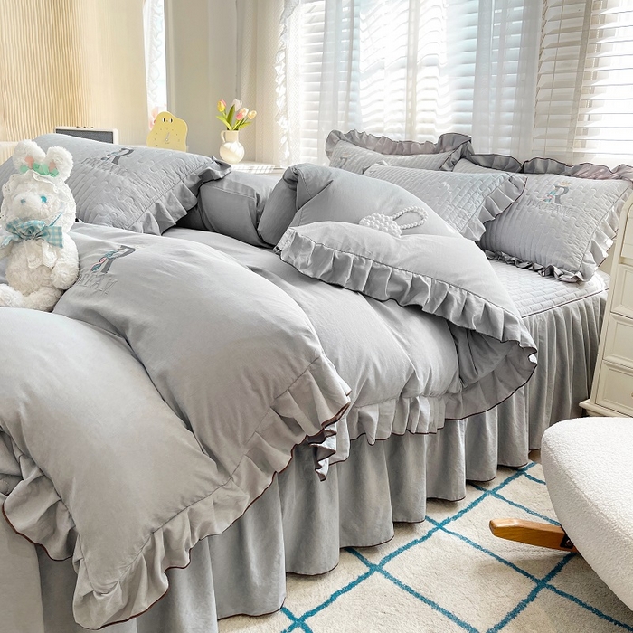 91家纺网 家纺一手货源 找家纺 家之硕 2024新款春秋款靓丝棉床裙款四件套 月光灰