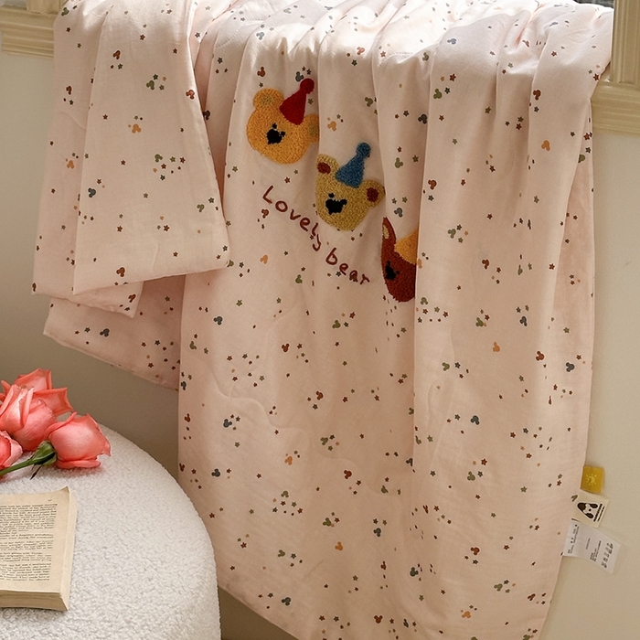 91家纺网 家纺一手货源 找家纺 洋铭区（原狠狠爱） 2024新款双层纱毛巾绣夏被 熊熊王子