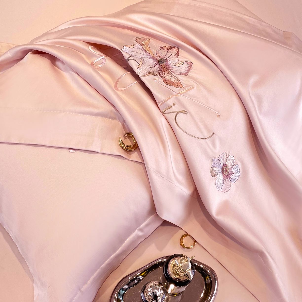 91家纺网 家纺一手货源 找家纺 红番天家居 2025新款全棉贡缎刺绣四件套-繁花系列 初恋粉