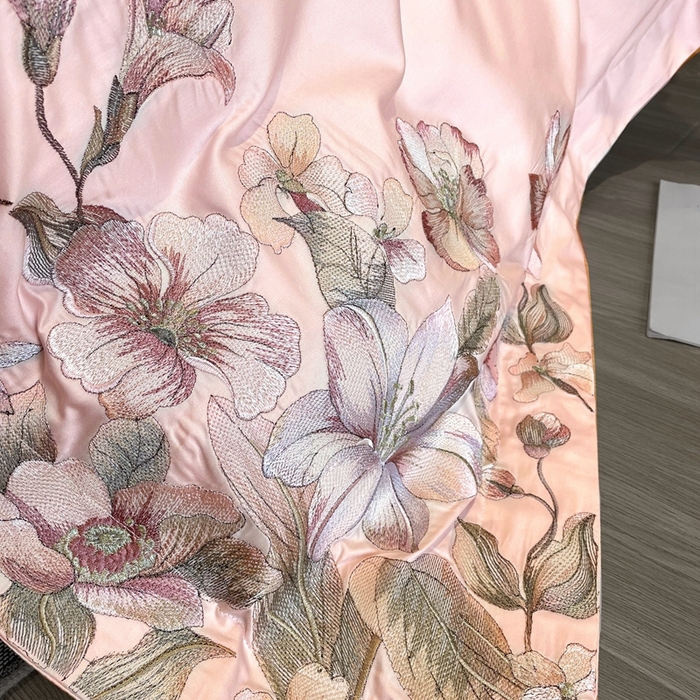 91家纺网 家纺一手货源 找家纺 红番天家居 2025新款全棉贡缎刺绣四件套-繁花系列 初恋粉