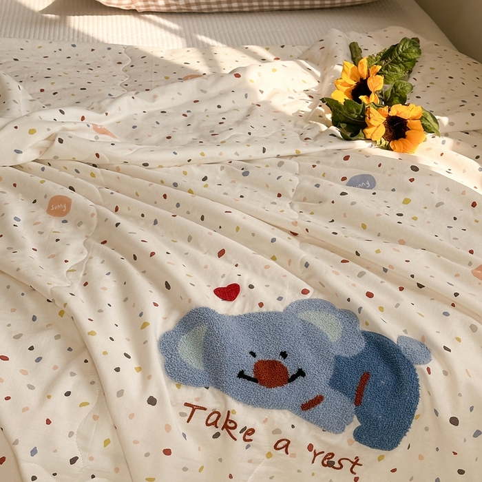 91家纺网 家纺一手货源 找家纺 洋铭区（原狠狠爱） 2024新款双层纱毛巾绣夏被 可爱考拉