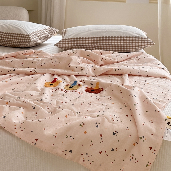 91家纺网 家纺一手货源 找家纺 洋铭区（原狠狠爱） 2024新款双层纱毛巾绣夏被 熊熊王子