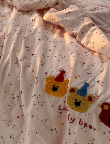 91家纺网 家纺一手货源 找家纺 洋铭区（原狠狠爱） 2024新款双层纱毛巾绣夏被 熊熊王子