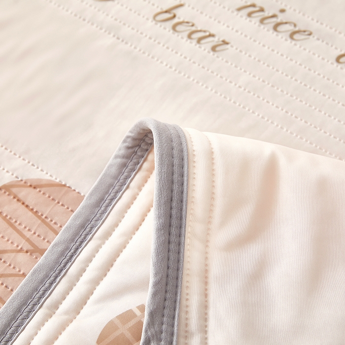 91家纺网 家纺一手货源 找家纺 牛魔王 2025新款冰丝凉感丝夏被 花朵熊-米