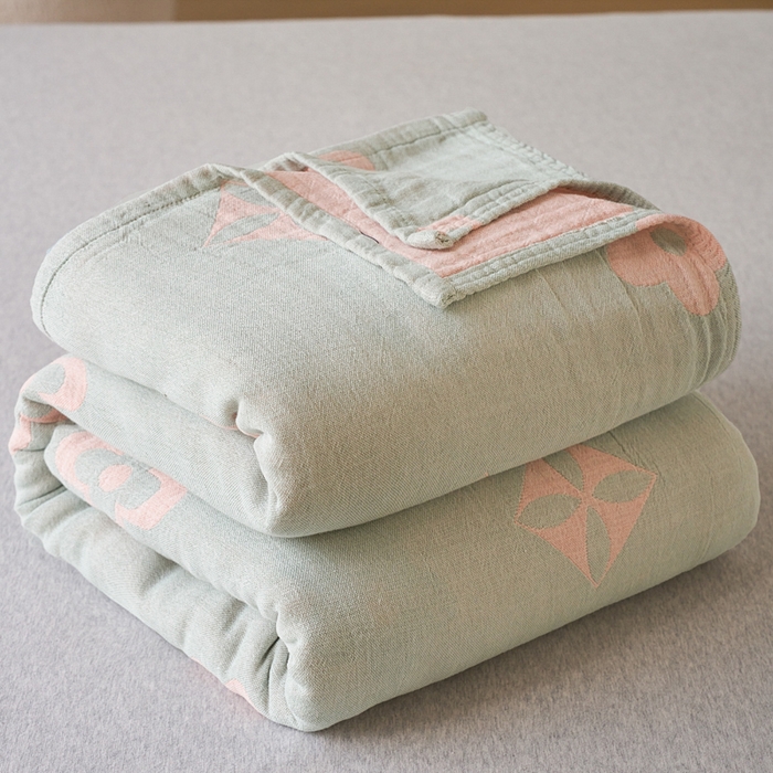 91家纺网 家纺一手货源 找家纺 棠薇家纺 2025新款A类全棉三层纱布毛巾被 三红花浅绿