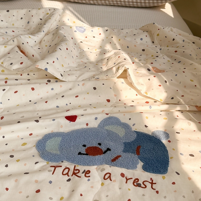 91家纺网 家纺一手货源 找家纺 洋铭区（原狠狠爱） 2024新款双层纱毛巾绣夏被 可爱考拉