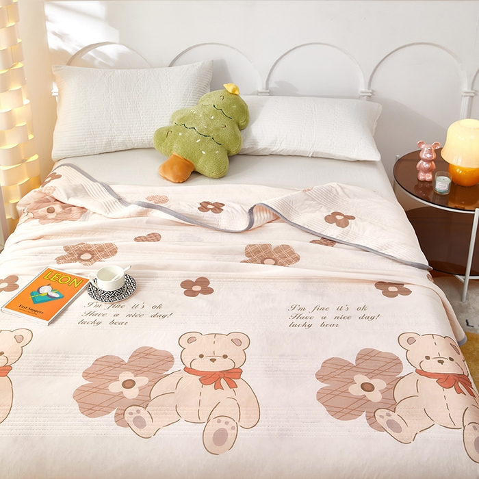 91家纺网 家纺一手货源 找家纺 牛魔王 2025新款冰丝凉感丝夏被 花朵熊-米