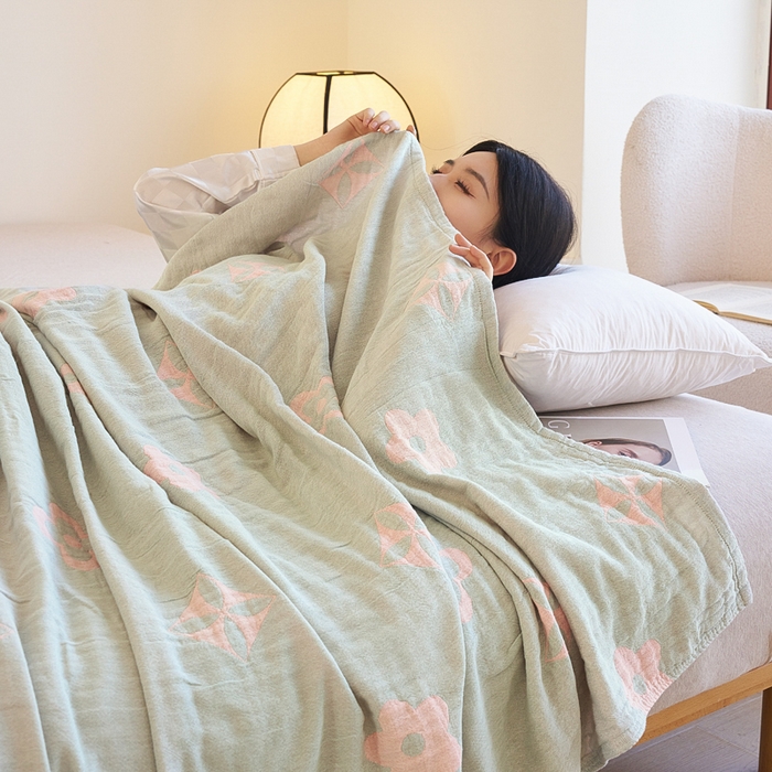 91家纺网 家纺一手货源 找家纺 棠薇家纺 2025新款A类全棉三层纱布毛巾被 三红花浅绿