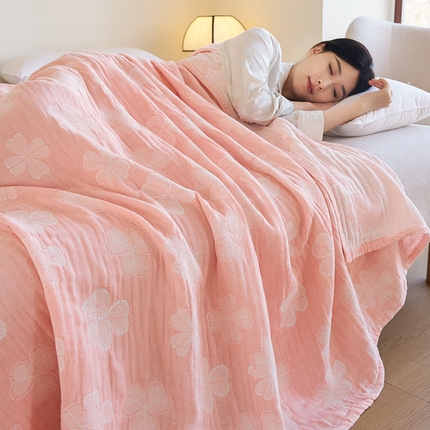 91家纺网 家纺一手货源 找家纺 棠薇家纺 2025新款A类全棉三层纱布毛巾被 湖边四叶草肉粉