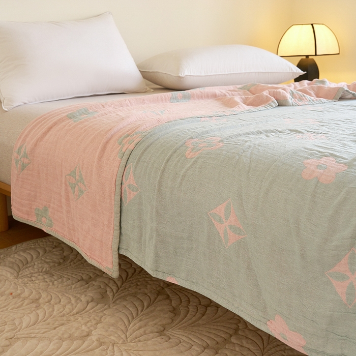 91家纺网 家纺一手货源 找家纺 棠薇家纺 2025新款A类全棉三层纱布毛巾被 三红花浅绿