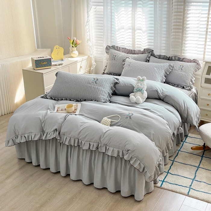 91家纺网 家纺一手货源 找家纺 家之硕 2024新款春秋款靓丝棉床裙款四件套 月光灰