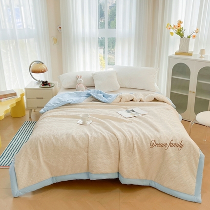 91家纺网 家纺一手货源 找家纺 花言狐语 2025新款水洗华夫格宽包边大豆夏被 宝丽格-天空蓝