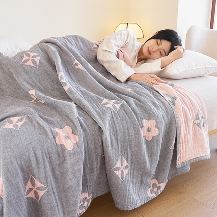 91家纺网 家纺一手货源 找家纺 棠薇家纺 2025新款A类全棉三层纱布毛巾被 三红花深灰