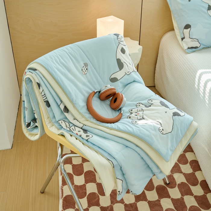 91家纺网 家纺一手货源 找家纺 吾诺家居 2024新款凉感冰柔丝印花夏被 蓝底猫