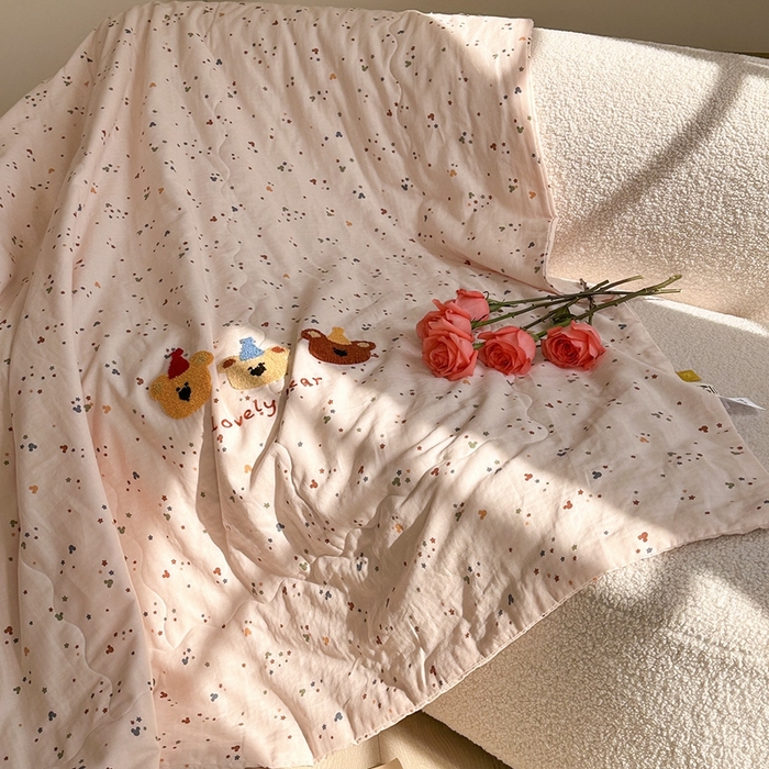 91家纺网 家纺一手货源 找家纺 洋铭区（原狠狠爱） 2024新款双层纱毛巾绣夏被 熊熊王子