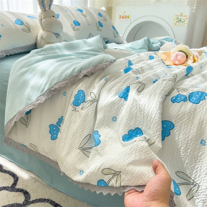 91家纺网 家纺一手货源 找家纺 丝幔家纺 2025新款泡泡棉花边夏被 蓝色妖姬