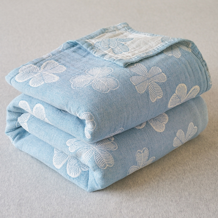 91家纺网 家纺一手货源 找家纺 棠薇家纺 2025新款A类全棉三层纱布毛巾被 湖边四叶草 浅蓝