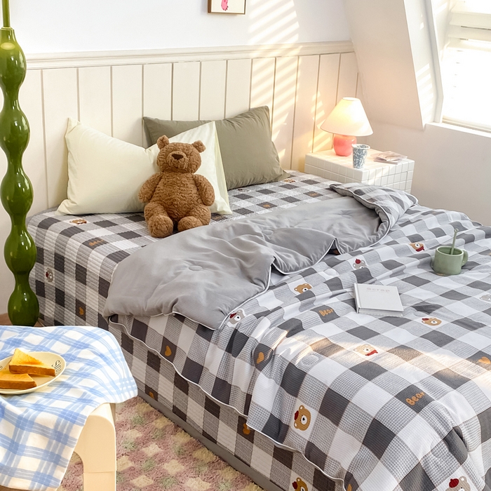 91家纺网 家纺一手货源 找家纺 羋多家纺 2024新款麻绳印花小米棉夏被云感泡芙棉被子泡泡纱单夏被（另有单独床盖）灰格小熊