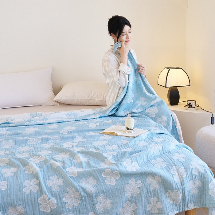 91家纺网 家纺一手货源 找家纺 棠薇家纺 2025新款A类全棉三层纱布毛巾被 湖边四叶草 浅蓝