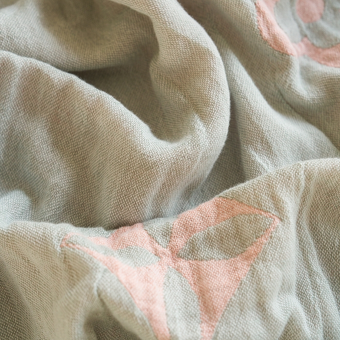 91家纺网 家纺一手货源 找家纺 棠薇家纺 2025新款A类全棉三层纱布毛巾被 三红花浅绿