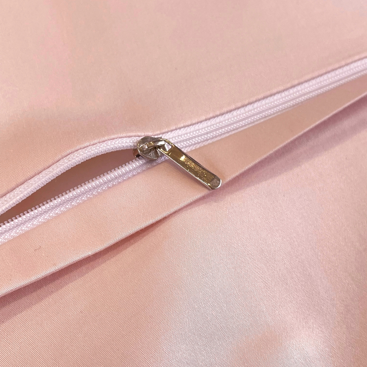 91家纺网 家纺一手货源 找家纺 红番天家居 2025新款全棉贡缎刺绣四件套-繁花系列 初恋粉