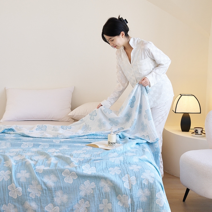 91家纺网 家纺一手货源 找家纺 棠薇家纺 2025新款A类全棉三层纱布毛巾被 湖边四叶草 浅蓝