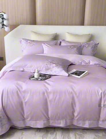 91家纺网 家纺一手货源 找家纺 红番天家居馆 2025新款长绒棉全棉绣花四件套--花间意境系列 海葵紫