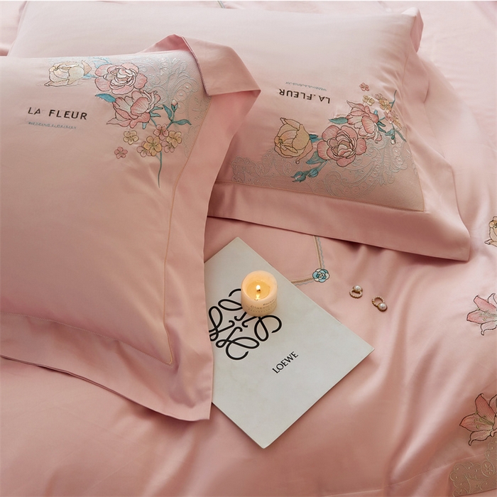 91家纺网 家纺一手货源 找家纺 红番天家居馆 全棉长绒棉刺绣四件套-艾伦系列 艾伦 美男粉