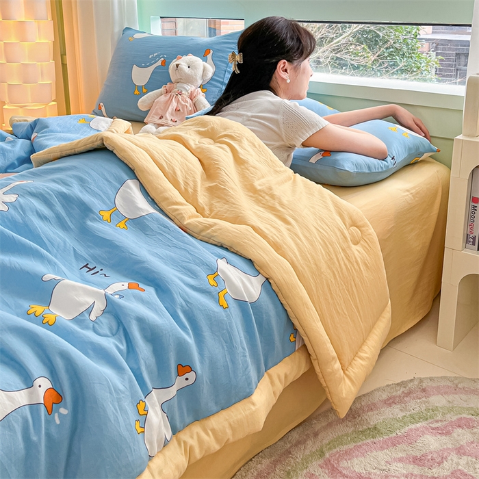 91家纺网 家纺一手货源 找家纺 古吉梦2024新款水洗棉小清新印花夏被被子被芯 夏被-开心鹅