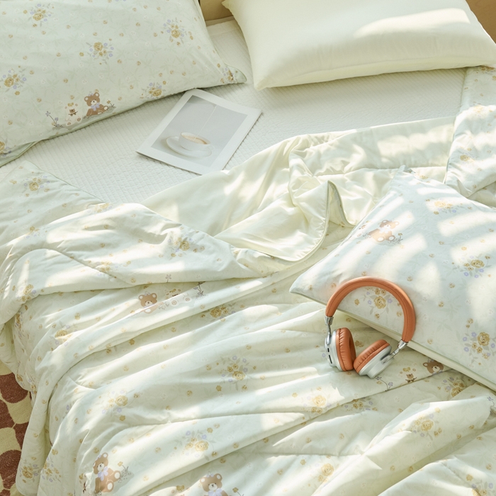 91家纺网 家纺一手货源 找家纺 吾诺家居 2024新款凉感冰柔丝印花夏被 小熊伙伴