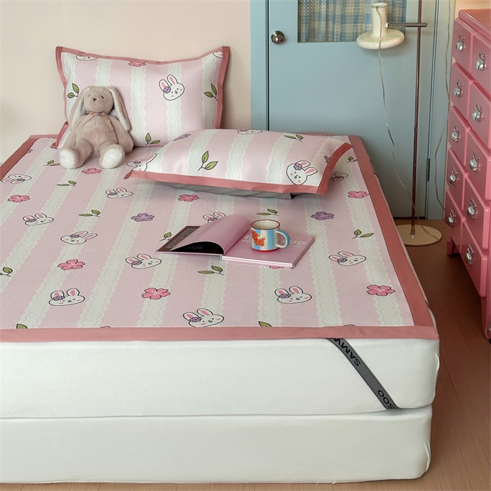 91家纺网 家纺一手货源 找家纺 三味舒屋 2025新款抗菌防螨900D养生细冰藤凉席-床席款 粉小兔