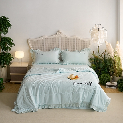 91家纺网 家纺一手货源 找家纺 （总）嗯呢2025新款A类倍柔棉双层花边绣花夏被四件套 浅水蓝