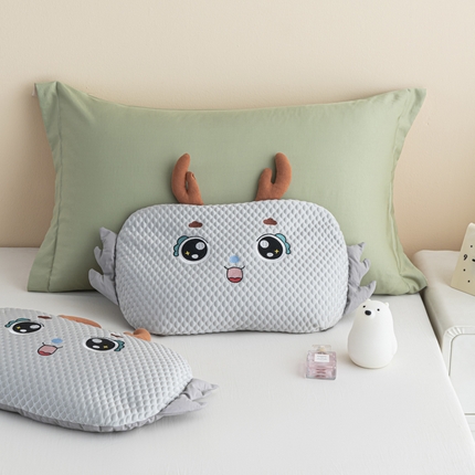 91家纺网 家纺一手货源 找家纺 麦肯锡 2024新款冰豆豆小奶龙荞麦枕 灰色30*50/只