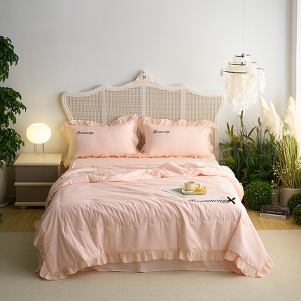 91家纺网 家纺一手货源 找家纺 （总）嗯呢2025新款A类倍柔棉双层花边绣花夏被四件套 樱花粉